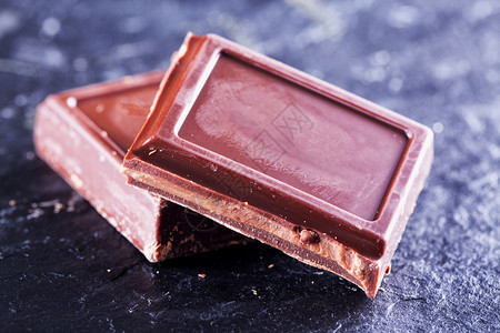 黑色的石上方巧克力块水平图像卡路里新的图片