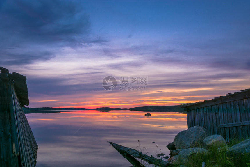 白色的蓝俄罗斯卡列利亚一个小湖上美丽的紫色日落橙图片