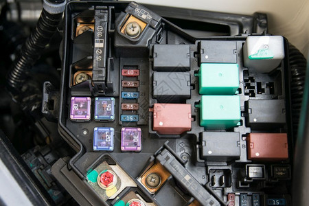 电子产品机械一种装有引信的汽车发动机舱详细信息图片