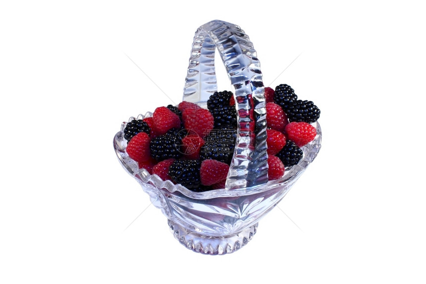 玻璃篮里满了新鲜的草莓和黑水果山覆盆子图片