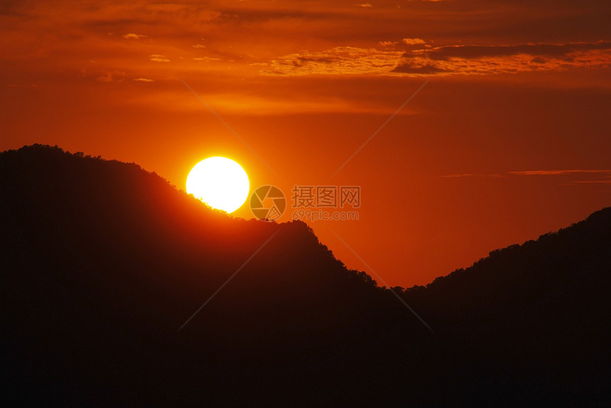 爬坡道风景荒野在山上闪耀着美丽的日出图片