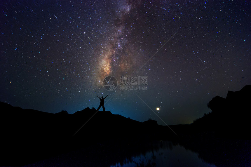 看星空的男人图片