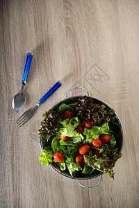 木桌上蔬菜和的新鲜沙拉健康食品概念一顿饭餐厅美食图片