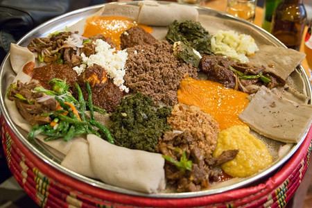 传统埃塞俄比亚食品几类炖菜和肉食供应于Injera谢罗午餐食物图片