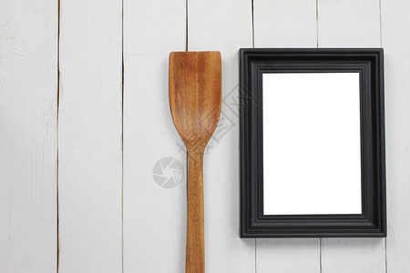 创意木制叉勺组合静物复古的目木制黑色相片框架和制烟幕被放在白木地板上并有复制空间设计图片