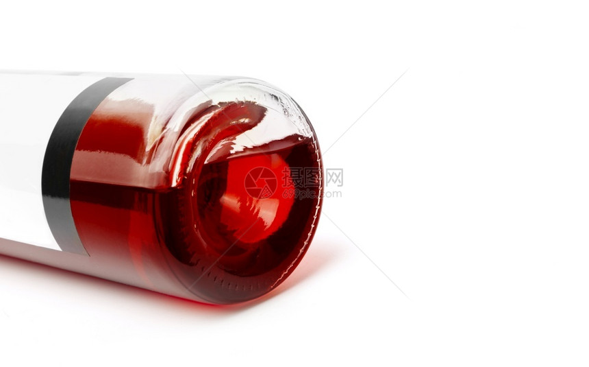 关闭白色背景的红酒瓶配有剪切路径优质的红色棕图片