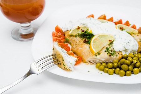 美食石斑鱼白盘上加蔬菜和奶油酱的烤鱼白色图片