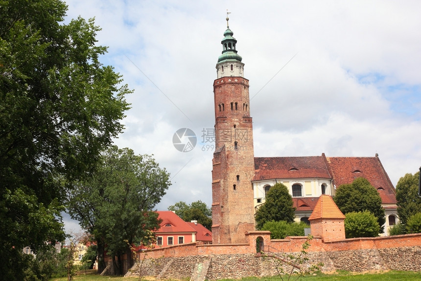 在波兰Wschowa的有塔防御城墙后面教堂镇卢布斯地标图片