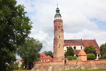 在波兰Wschowa的有塔防御城墙后面教堂镇卢布斯地标图片