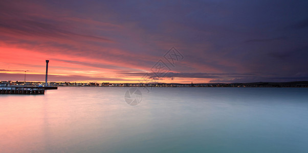 日落时多尔塞特魏茅斯海滨反射王国云图片