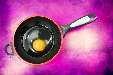 厨师鸡蛋在煎锅上孤立紫色背景健康蛋白质图片