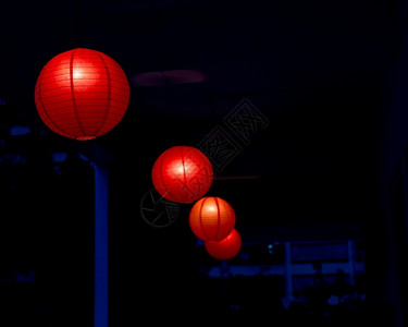 唐人街挂着一排红华灯笼色的图片