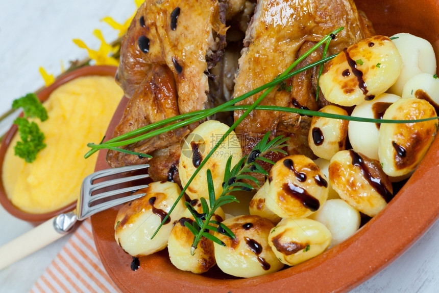 家禽美味的鸡肉和烤土豆煮熟的迷迭香图片