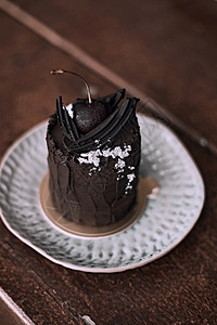 生日烘烤的黑暗美味自制巧克力蛋糕在餐桌上美味自制巧克力蛋糕图片