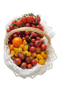 篮子里不同品种的西红柿图片