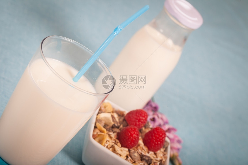 干净的节食健康营养配有新鲜牛奶和穆埃西利春天图片