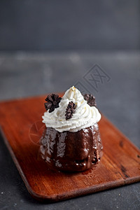 送达好吃的自制巧克力蛋糕自制巧克力蛋糕可烘烤的图片