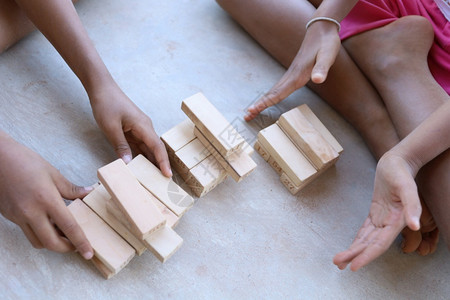 童年教育儿在混凝土地板上玩木块孩子图片