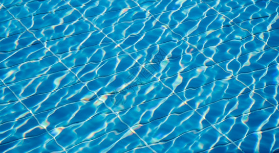 阳光反射的游泳池波纹背景图片
