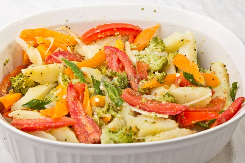 一顿饭份美味的沙拉加番茄洋葱花椰菜和生贝拉丘晚餐图片