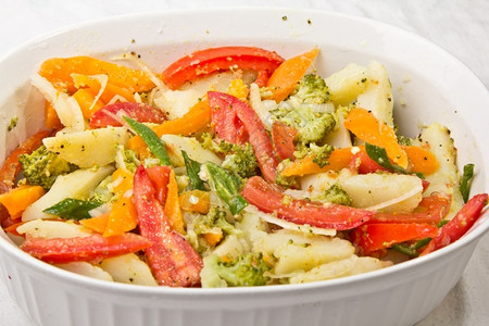 一顿饭份美味的沙拉加番茄洋葱花椰菜和生贝拉丘晚餐图片