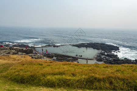 有不同深度和天然岩层的不规则形海池位于井洞点北侧地面凯马海洋图片