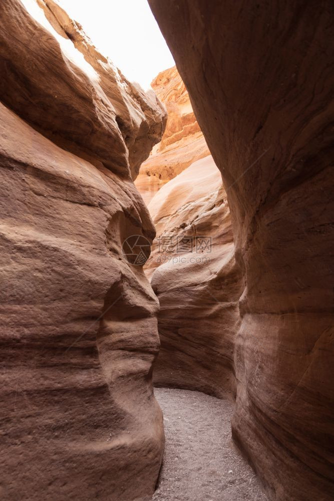结石红峡谷中的美丽洞穴和峡谷是位于红岩石之间的elatsirael峡谷地标沙漠图片