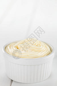 白色奶油素材背部蛋黄酱在白色碗中后有选择焦点的复制空间在蛋黄酱美乃馨中间的焦点咸味的设计图片