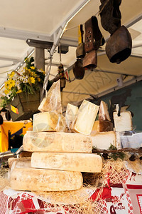 这个奶酪是蒙塔西奥意大利很常见的干酪是Montasio熟食农场牛奶图片