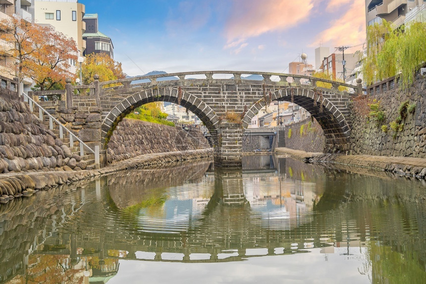 都会城市的建造日本九州长崎市中心天线城风景与Megane光辉桥图片