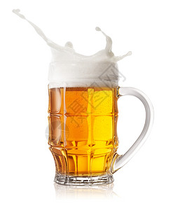 喝泡沫啤酒杯头喷洒在白背景上被孤立的啤酒杯头喷洒高脚图片