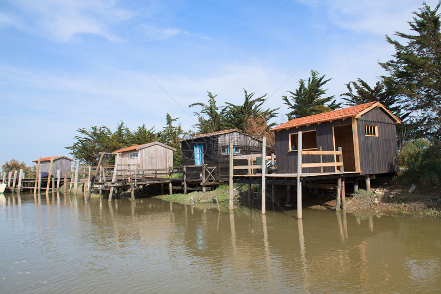 法国夏兰特海滨地貌的法国木制牡蛎小屋河苏德雷夏朗图片