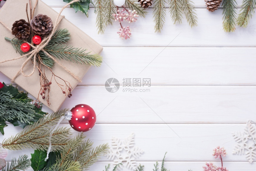 为了圣诞快乐和新年在白木背景及复制空间上举行庆祝会的奖章躺着假期图片