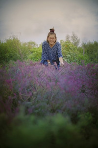 种植园丰富多彩的环境沿海湿地亚洲女和海滨叶图片