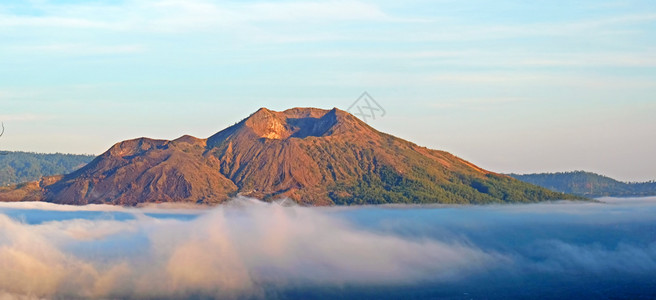 景观风美丽的日出时印度尼西亚巴厘岛图尔山的航空全景图片