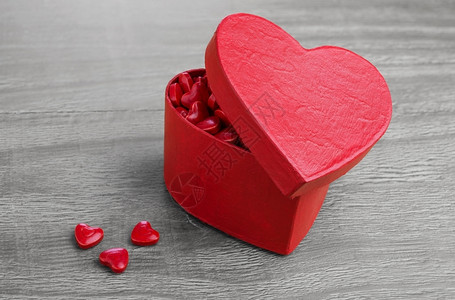 以木制背景的心形情人节礼物盒浪漫质地红色的图片