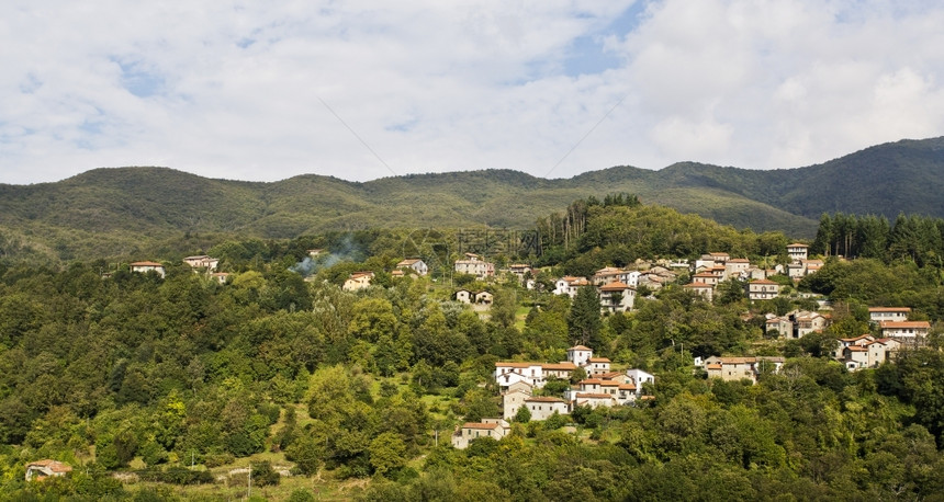 地中海岸附近的意大利村从附近高速公路上看到在邻近地中海岸的意大利村镇旅行见过图片