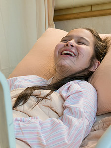 躺在医院病床上的可爱小女孩背景图片