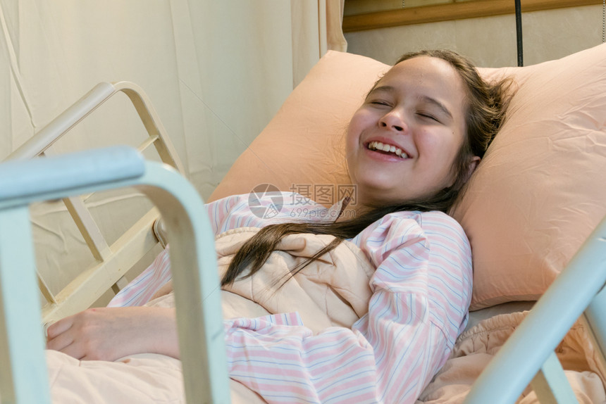 躺在医院病床上的小女孩图片