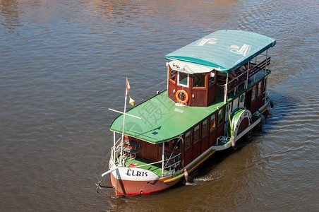 与游客在布拉格Vltava河上游览的老艇多于人们图片