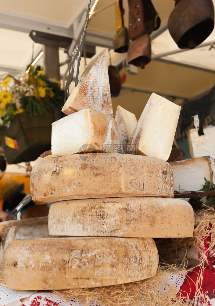 这个奶酪是蒙塔西奥意大利很常见的干酪是Montasio店铺牛奶图片