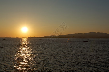 海滩俄罗斯黑Gelendzhik海域的夜空日落暮喜怒无常图片