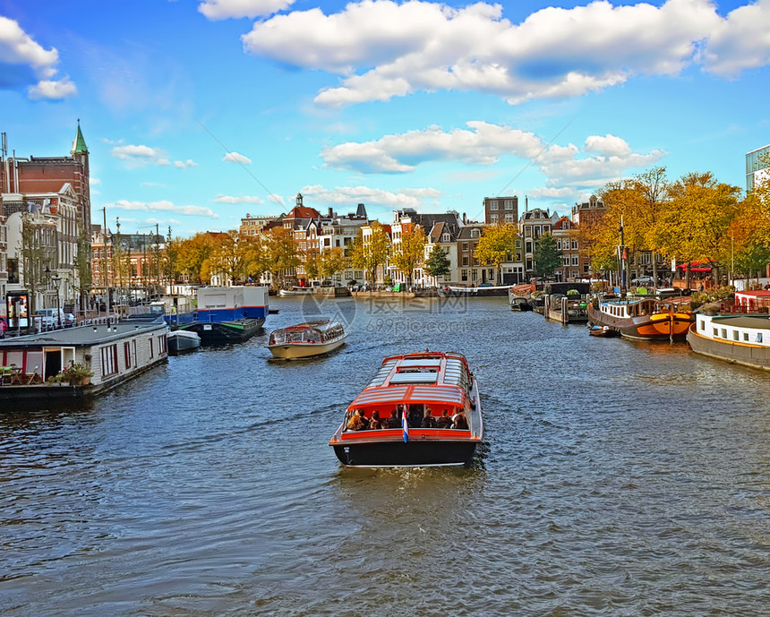 发光的来自荷兰阿姆斯特丹的尔市风景运河建筑学图片