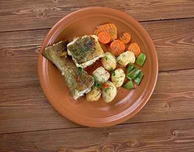 美味的托尔斯克自制烤鳕鱼和蔬菜食物盘子图片