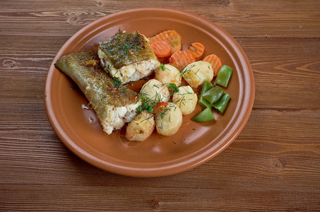 美味的菲力托尔斯克自制烤鳕鱼和蔬菜盘子图片