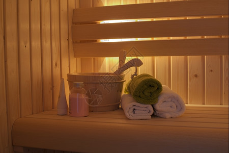 温泉内含毛巾和木桶的桑拿浴缸美丽肥皂图片