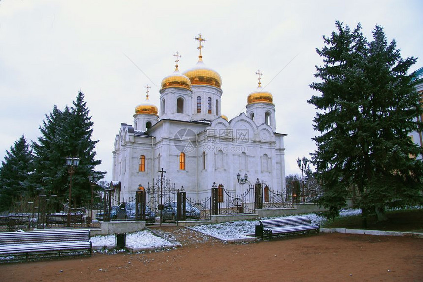 正统基督大教堂的救主在Pyyatigorsk在冬季金的建造图片