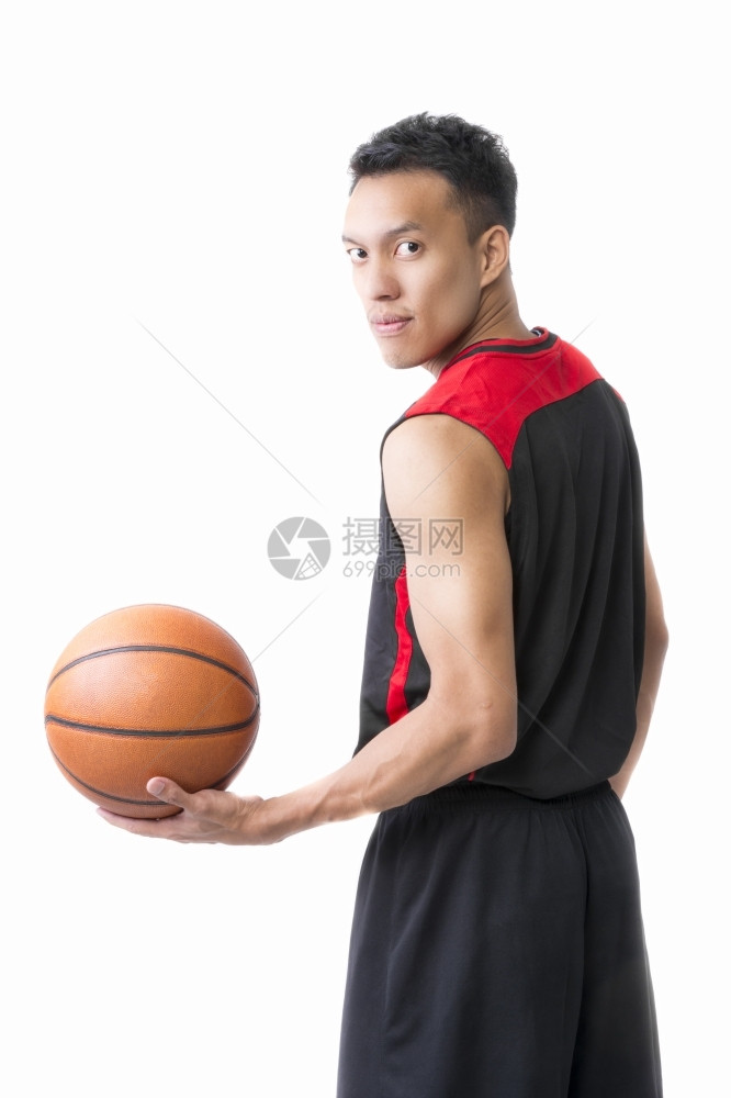手拿篮球的青年运动员图片