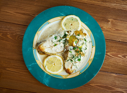 LemonCream的卤丁配有柠檬和新鲜蔬菜白饭海切片图片