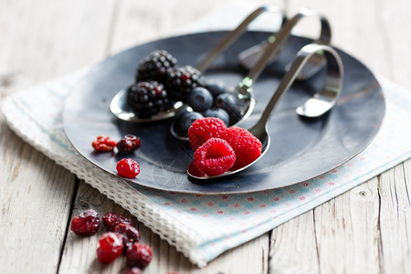 自然品尝蓝莓挑选美味的浆果调品汤匙图片